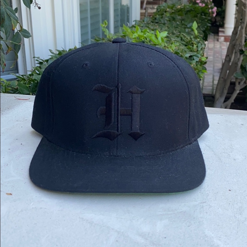 Black H SnapBack Hat Made in Vietnam🇻🇳🎩🧢🖤👒